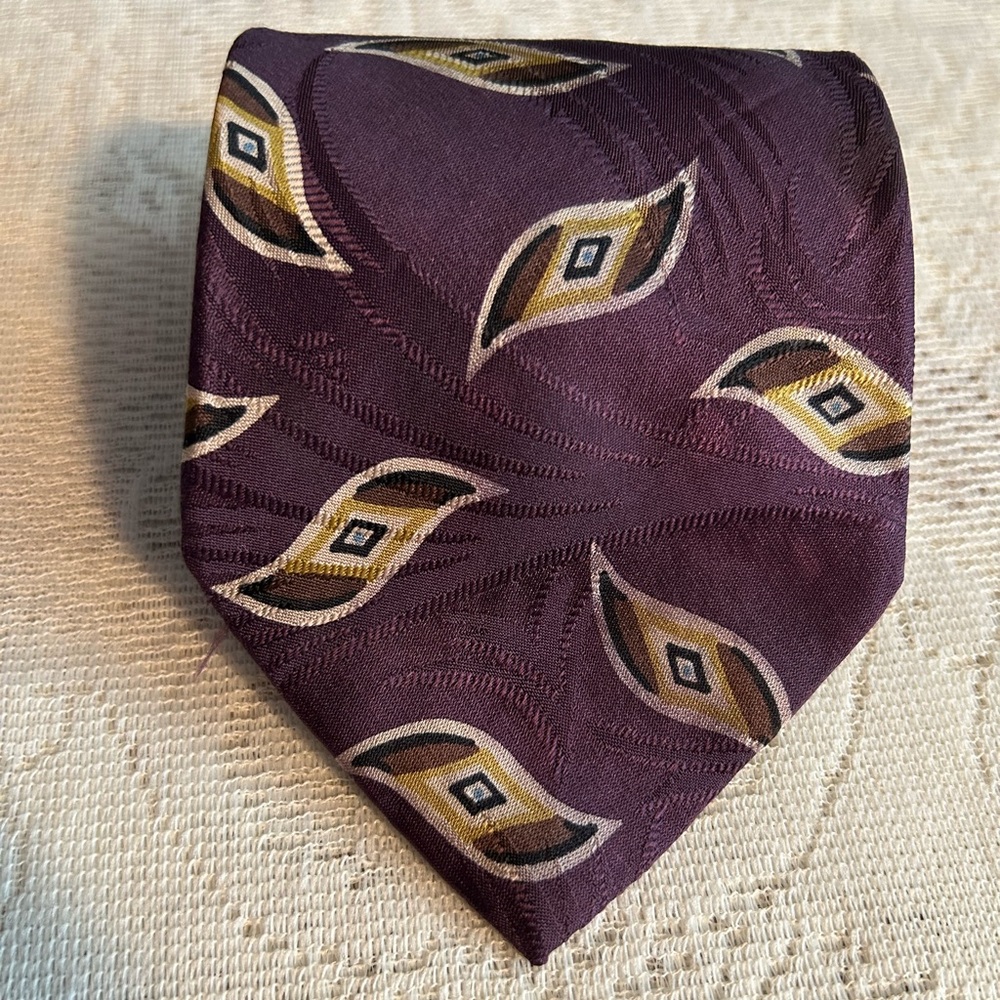 Elegant Purple Patterned Men's Tie